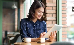Una joven con una tableta