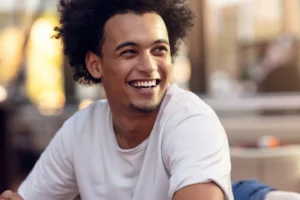 Un joven sonriendo en la calle